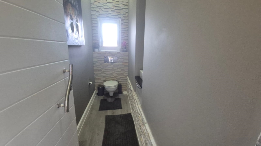 To Let 6 Bedroom Property for Rent in Num Num Cape Estate Western Cape